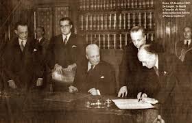 La Costituzione italiana alla firma del Capo provvisorio dello Stato Enrico De Nicola (che la promulgò il 27.12.1947), del Presidente dell'Assemblea Costituente Umberto Terracini, del Presidente del Consiglio Alcide De Gasperi e del Guardasigilli Giuseppe Grassi.