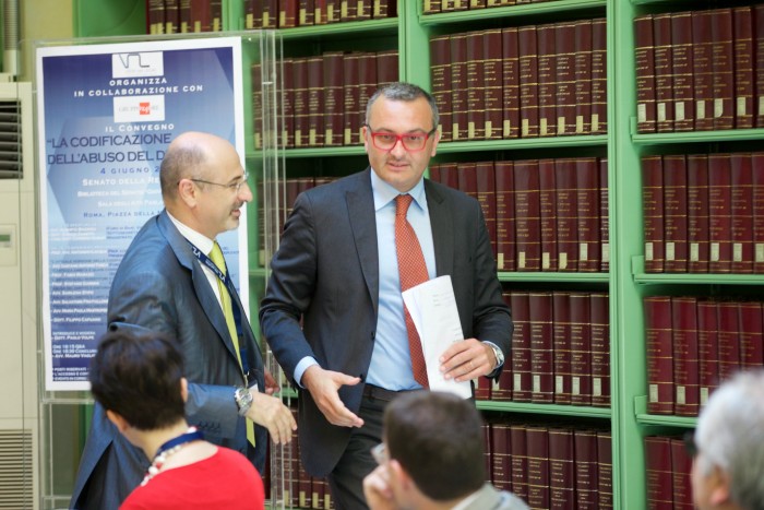 L'Avvocato Salvatore Frattallone (a sinistra) saluta il Sottosegretario all'Economia e Finanze, Dott. Enrico Zanetti, al Convegno 04.06.2015 al Senato